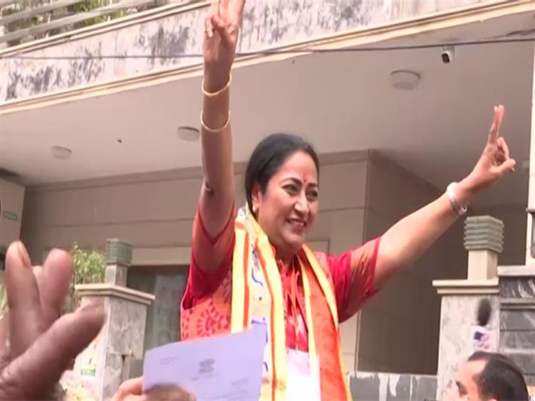 Delhi CM designate Rekha Gupta leaves for swearing-in ceremony at Ramlila maidan