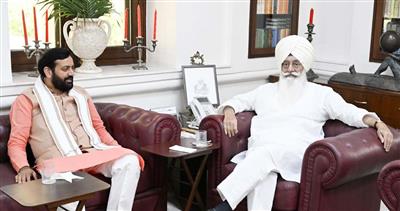 Haryana Chief Minister pays courtesy visit to Radha Soami Dera Chief, seeks blessings