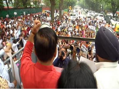 BJP holds protest against Rahul Gandhi for his 'Hindu' remarks in Parliament