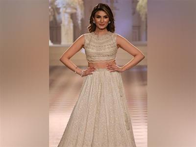 India Couture Week: Riddhima Kapoor Sahni walks the ramp, gets a shout out from mom Neetu Kapoor
