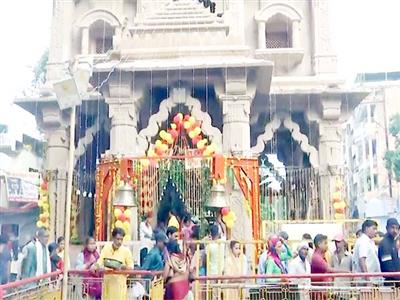 Devotees flock to temples on last Monday of Shravan, celebrate 'Raksha Bandhan'