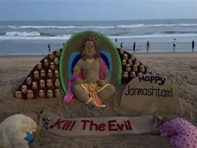 Sand artist Sudarsan Pattnaik makes sand sculpture of Krishna on occasion of Janmashtami at Puri Beach