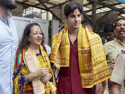 Sidharth Malhotra visits Siddhivinayak Temple with his mother