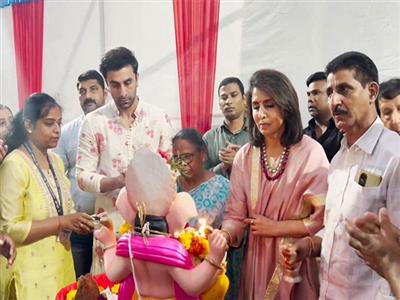 Ranbir Kapoor, mom Neetu Kapoor perform Ganpati Visarjan pooja