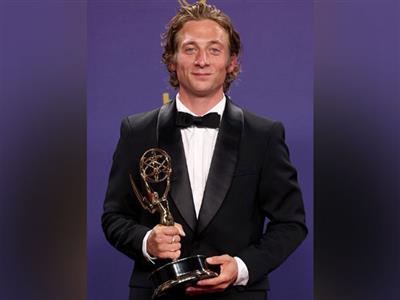 Jeremy Allen White wins second consecutive Emmy for 'The Bear,' thanks co-stars in heartfelt speech