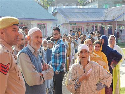 J-K records 41.17 % turnout as of 1 pm in first phase of polls