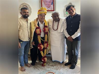 Nepal's former Vice President Paramananda Jha meets former PM HD Deve Gowda in Bengaluru