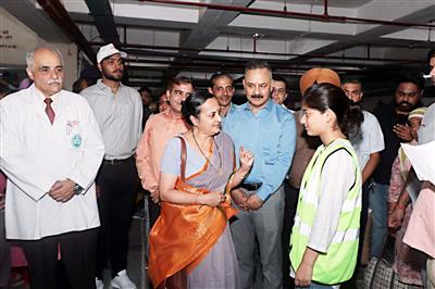 Meeta Rajivlochan, IAS, Secretary, Ministry of Youth Affairs & Sports, felicitated the NSS volunteers of Project Sarathi at PGIMER