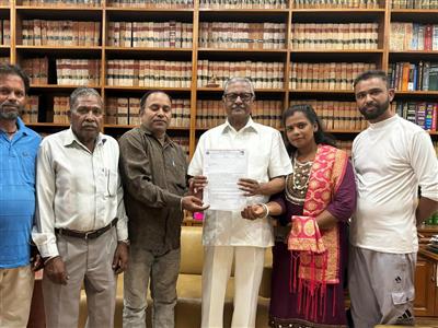 Chandigarh's Footpath Cycle and Rehdi Phari Worker Union officials handed over a memorandum to Satya Pal Jain