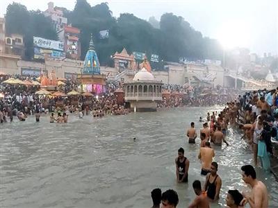 Devotees across India perform Pind Daan during 'Pitru Paksha Amavasya'