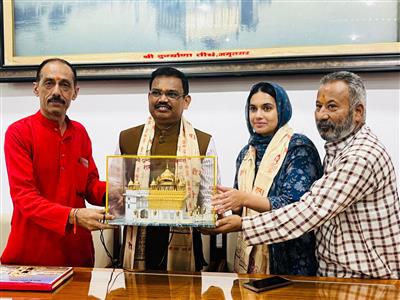 Chief Secretary KAP Sinha pays obeisance at Sri Darbar Sahib and Sri Durgiana Mandir