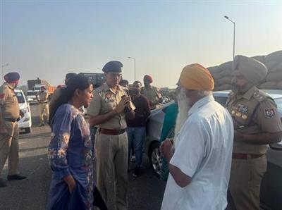 SAS Nagar: DC Aashika Jain and SSP Deepak Pareek visit Saneta Mandi to take stock of paddy procurement operations 