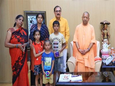 Family of Mohit, who died in police custody, meets CM Yogi