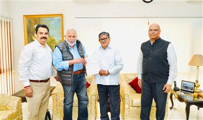 Social Activist & renowned Businessman Vijay Passi gives Rs. 1.11 Cr. cheque to Punjab Governor for the welfare underprivileged meritorious students