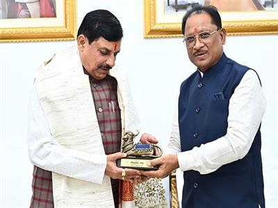 Chhattisgarh CM Vishnu Deo Sai welcomes MP CM Mohan Yadav at his residence