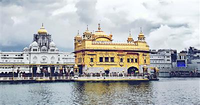 Large Gathering of Devotees Bowed at Darbar Sahib Amritsar on Occasion of Gurpurab despite biting cold and dense fog