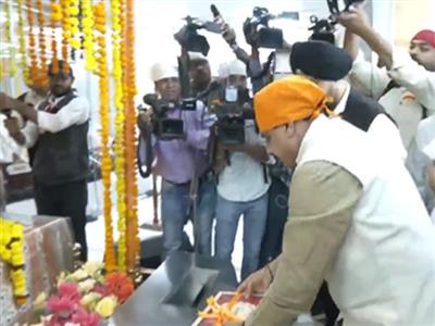 MP CM Mohan Yadav offers prayers at Gurudwara in Bhopal on Guru Nanak Jayanti