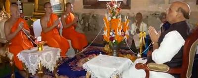 Rajnath Singh offers prayers at Buddhist Temple in Laos