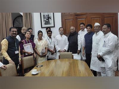 MPCC President Nana Patole meets Congress MP Rahul Gandhi and Ravindra Chavan