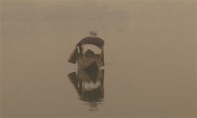 Srinagar: Fog shrouds Dal Lake, houseboats and shikaras float in silence