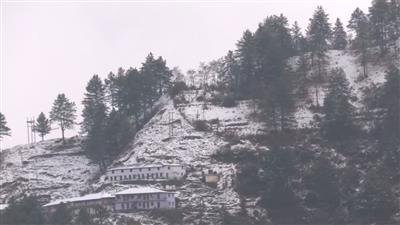 Heavy snowfall disrupts life in Himachal Pradesh, brings joy to tourists