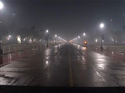 Delhi residents wake up to light rain, reduced visibility