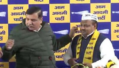 Former BSP leader Madan Mohan and wife join AAP