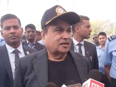 Union Minister Nitin Gadkari pays tribute to soldiers on Veterans Day