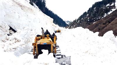 J-K: Restoration work underway at Gurez-Bandipora road and Dawar-Tulail road, closed due to snowfall