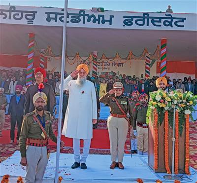 Speaker S. Kultar Singh Sandhwan unfurls the national flag at Nehru Stadium, Faridkot during the celebrations of 76th Republic Day