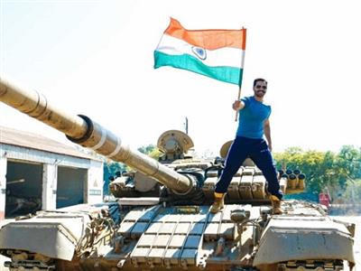 Varun Dhawan celebrates 76th Republic Day from the sets of 'Border 2'