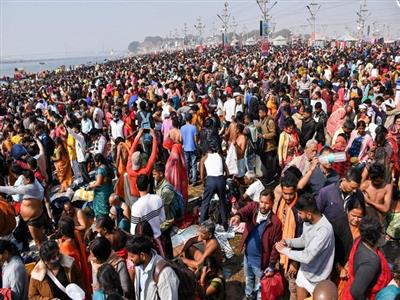 Mahakumbh: Massive crowd continue to gather to take holy dip in Triveni waters on Mauni Amavasya