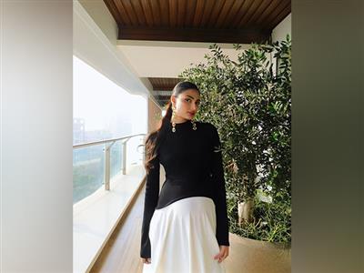 Athiya Shetty flaunts baby bump in new pictures, check out