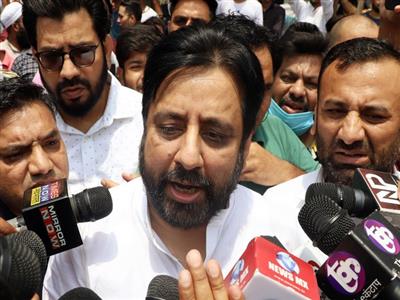 AAP's Amanatullah Khan booked for manhandling, threatening police; absconding