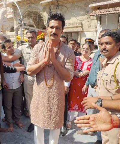 Vicky Kaushal offers prayers at Babulnath temple for success of 'Chhaava'